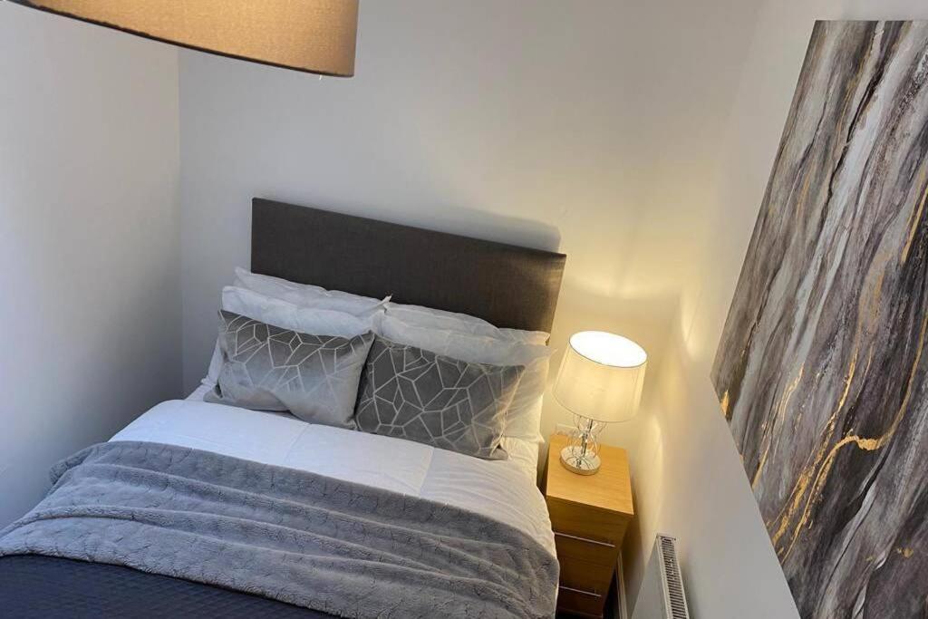 Alicia Newport By Mia Living 2 Bedroom Apartment With Dedicated Parking Екстер'єр фото