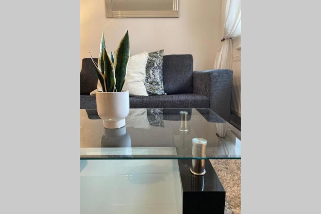 Alicia Newport By Mia Living 2 Bedroom Apartment With Dedicated Parking Екстер'єр фото